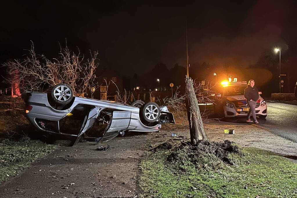 Bestuurder gewond na eenzijdige aanrijding met boom