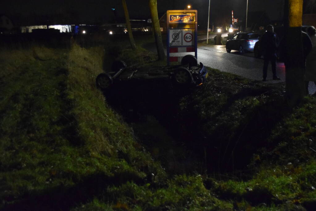 Dronken automobilist belandt in de sloot