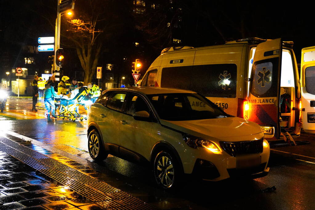 Automobilist rijdt voetganger aan op zebrapad