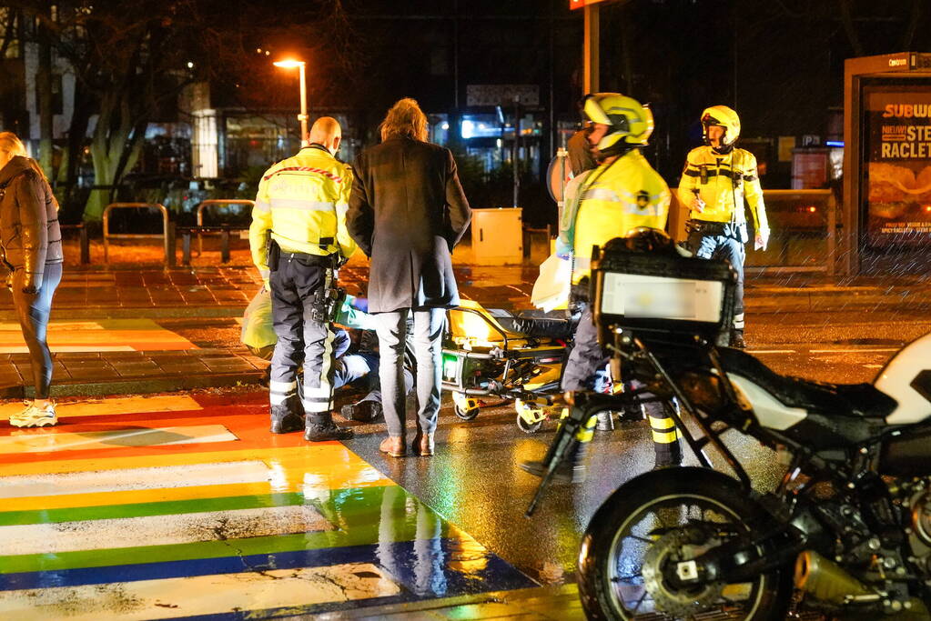 Automobilist rijdt voetganger aan op zebrapad