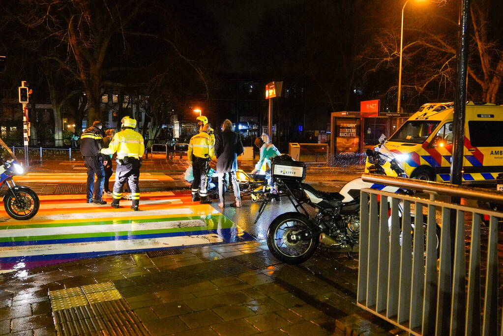 Automobilist rijdt voetganger aan op zebrapad