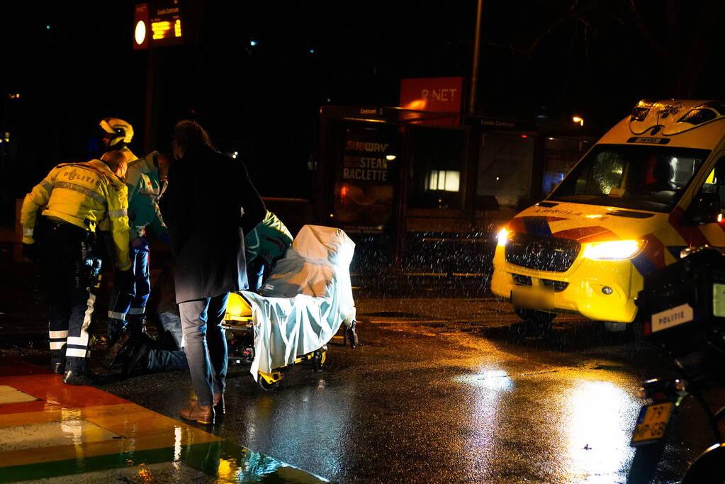 Automobilist rijdt voetganger aan op zebrapad