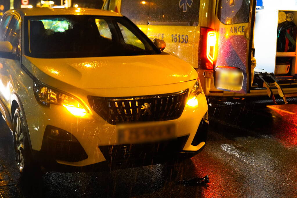 Automobilist rijdt voetganger aan op zebrapad