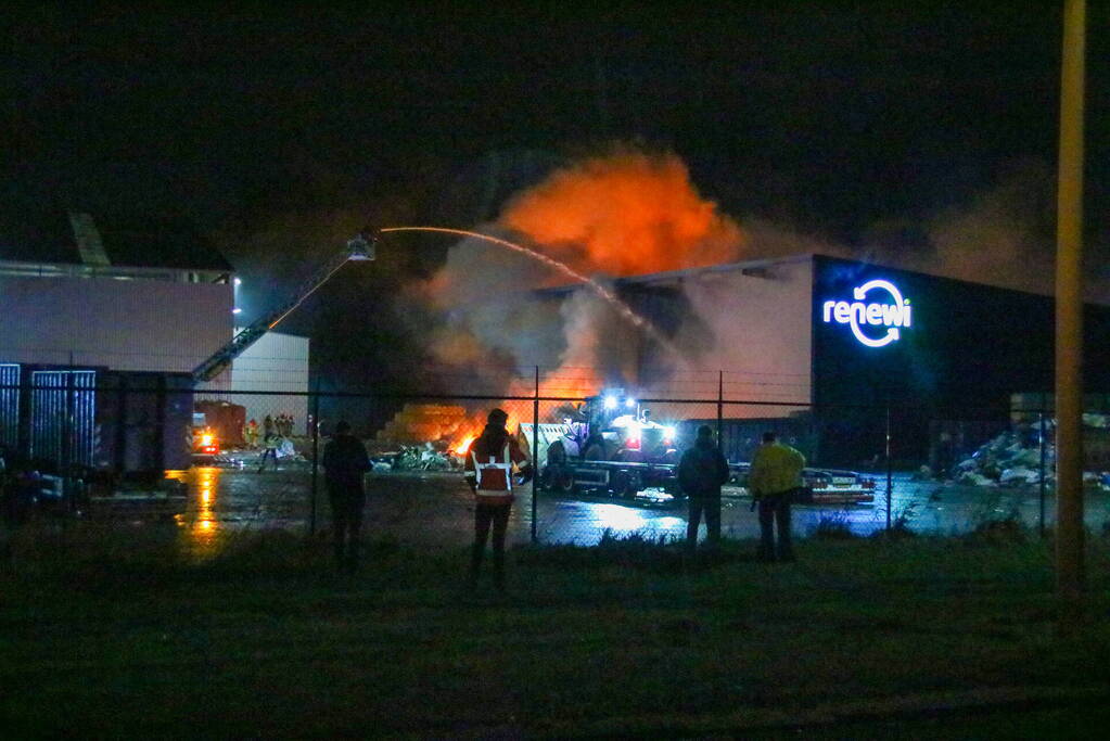 Berg met afval in brand op industrieterrein