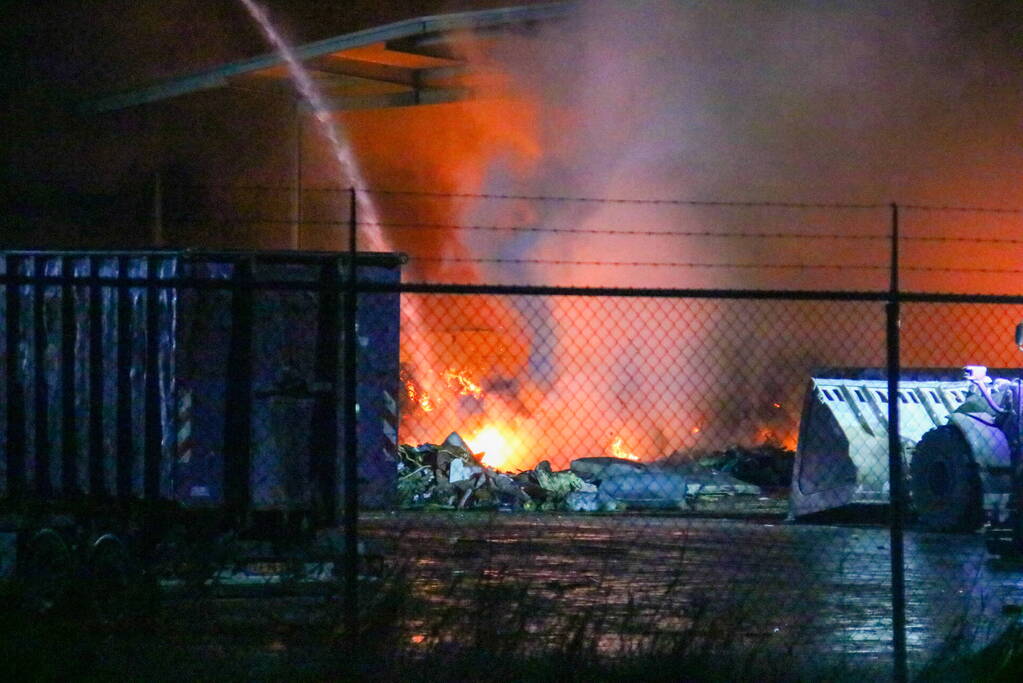 Berg met afval in brand op industrieterrein