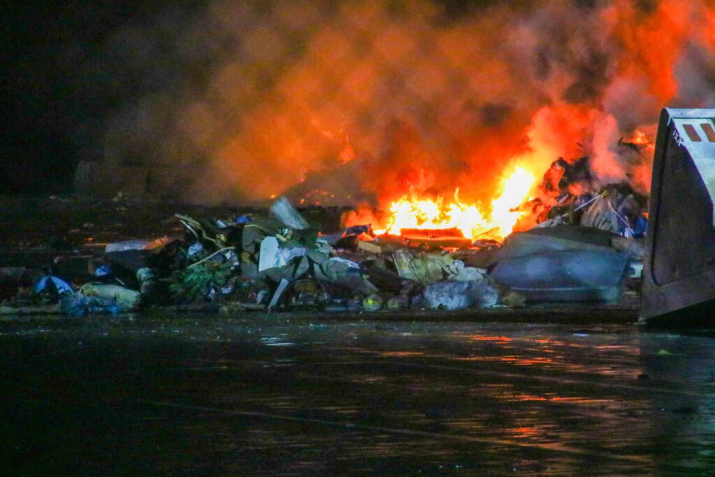 Berg met afval in brand op industrieterrein
