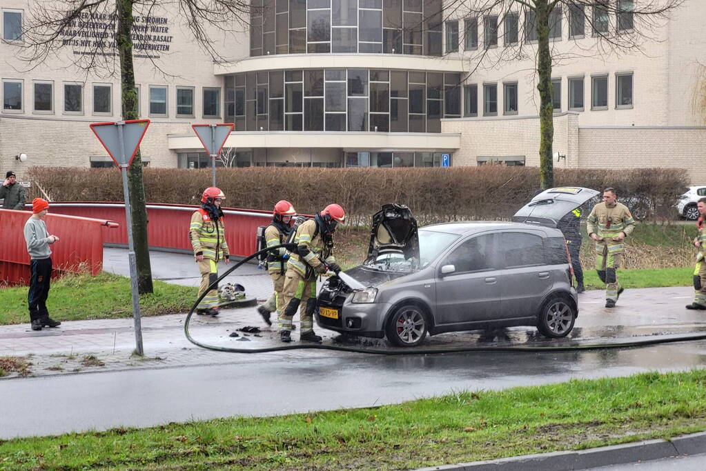 Veel rook bij brand in motorkap