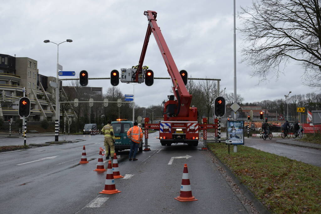 Brandweer verwijdert rand van loshangend verkeerslicht