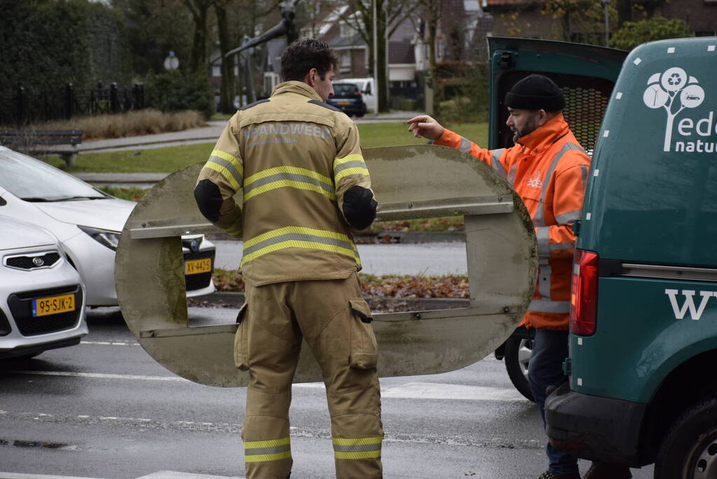 Brandweer verwijdert rand van loshangend verkeerslicht