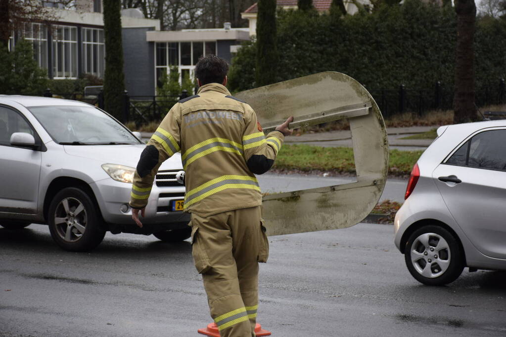 Brandweer verwijdert rand van loshangend verkeerslicht