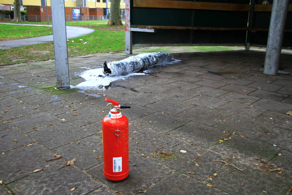 Brandweer blust zelfgemaakte rookbom