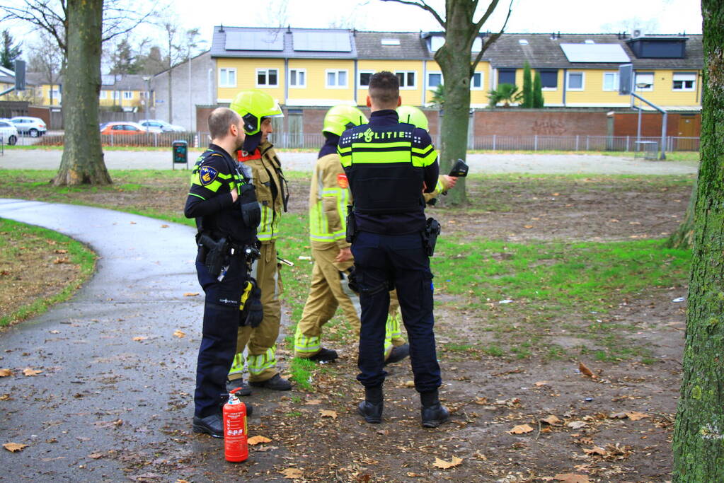 Brandweer blust zelfgemaakte rookbom