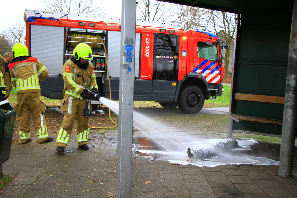 Brandweer blust zelfgemaakte rookbom