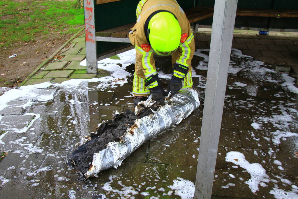 Brandweer blust zelfgemaakte rookbom