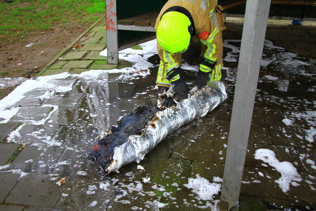 Brandweer blust zelfgemaakte rookbom