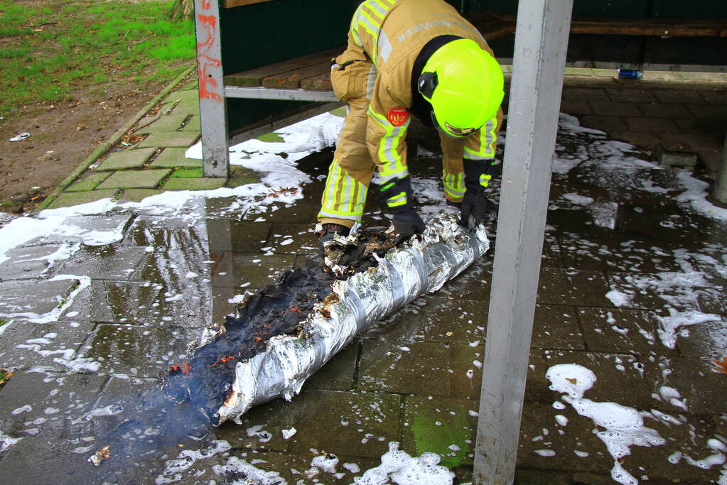 Brandweer blust zelfgemaakte rookbom