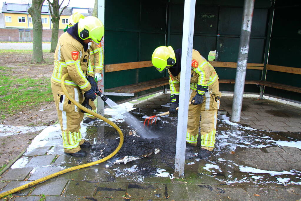 Brandweer blust zelfgemaakte rookbom
