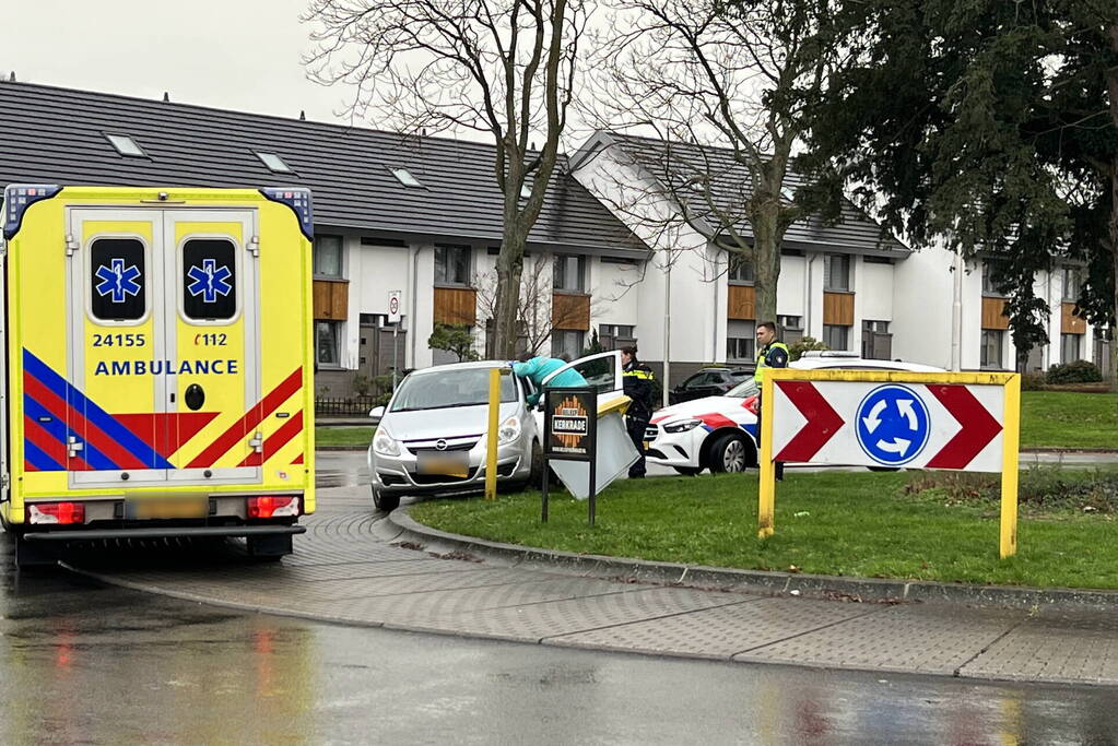 Automobilist botst op verkeersbord bij rotonde