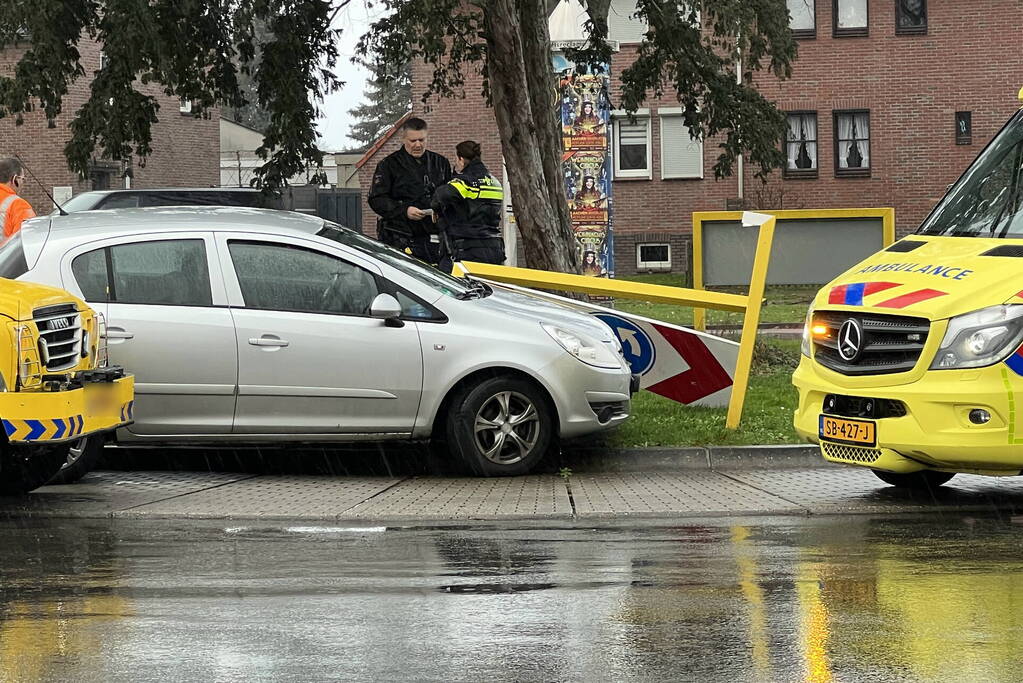 Automobilist botst op verkeersbord bij rotonde