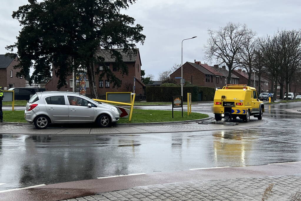 Automobilist botst op verkeersbord bij rotonde