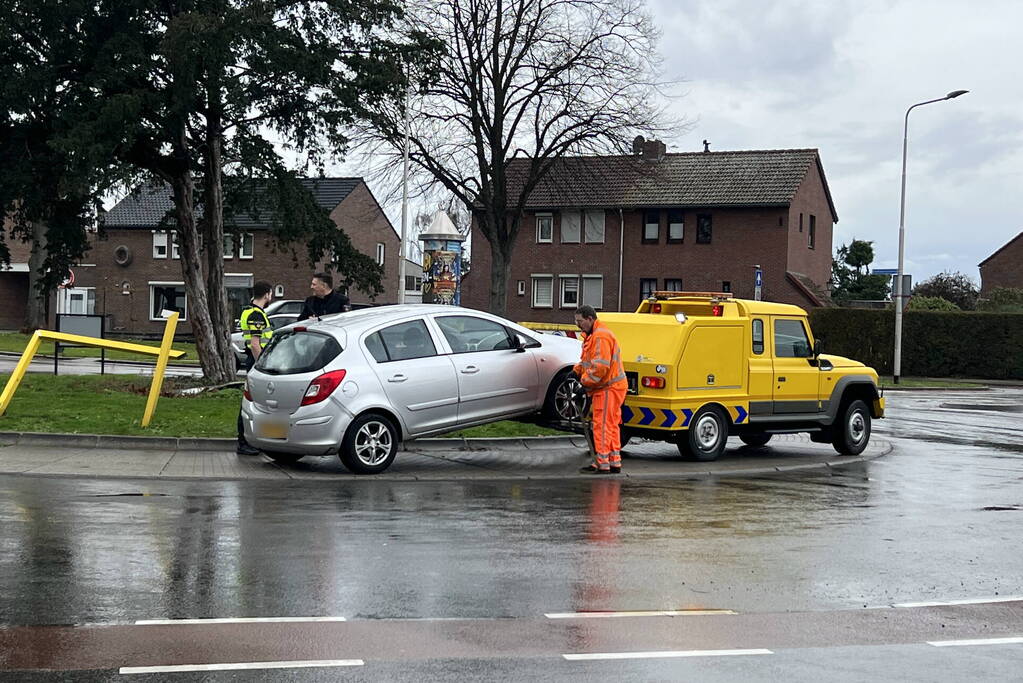 Automobilist botst op verkeersbord bij rotonde