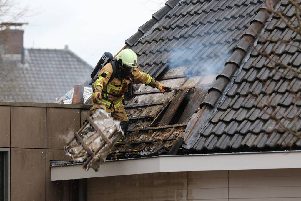 Flinke brand in dak van school
