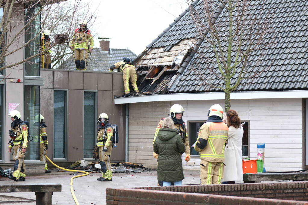 Flinke brand in dak van school