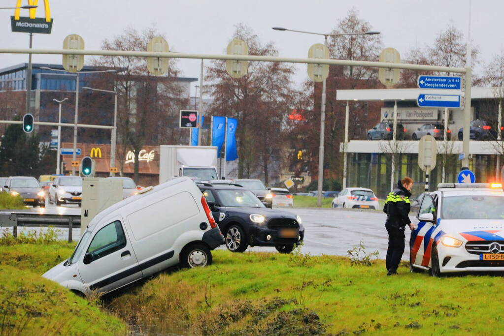Bestelwagen belandt in sloot
