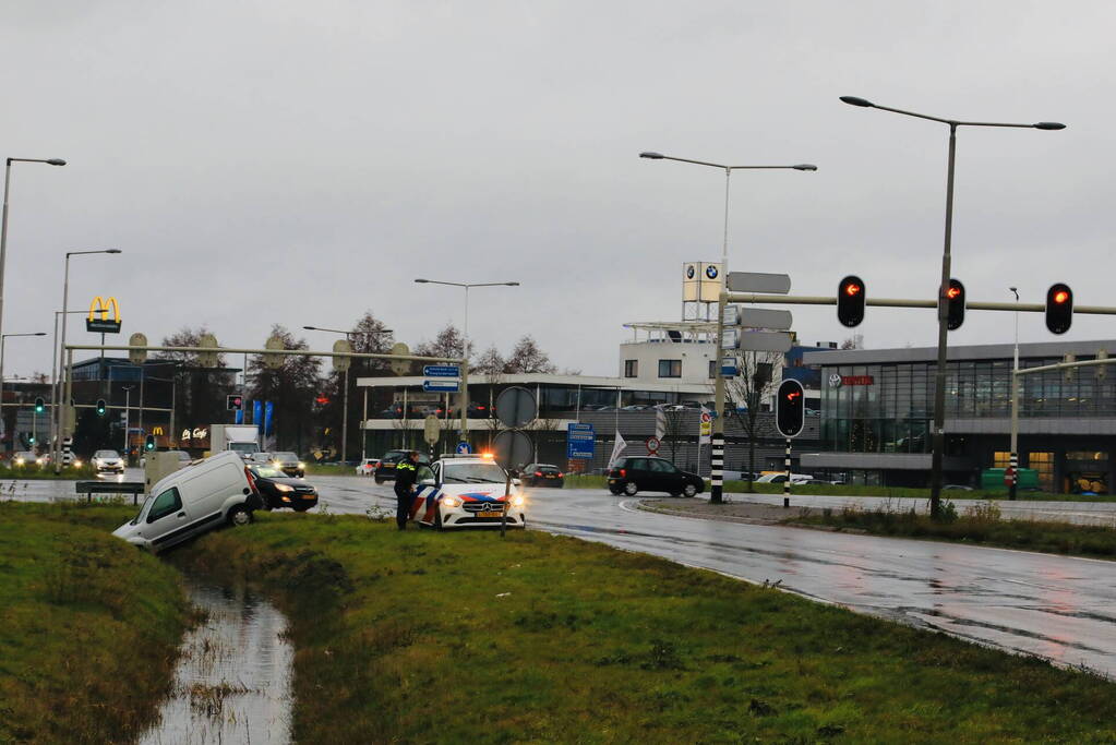 Bestelwagen belandt in sloot
