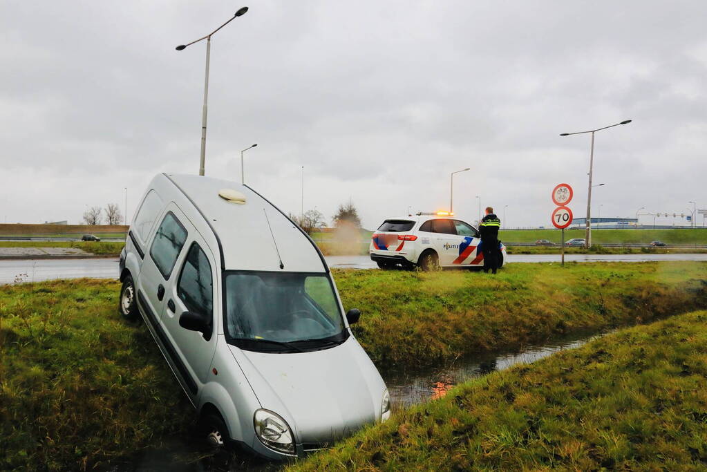 Bestelwagen belandt in sloot