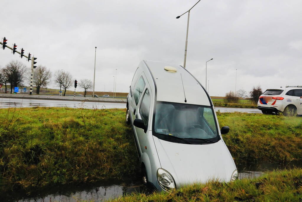 Bestelwagen belandt in sloot