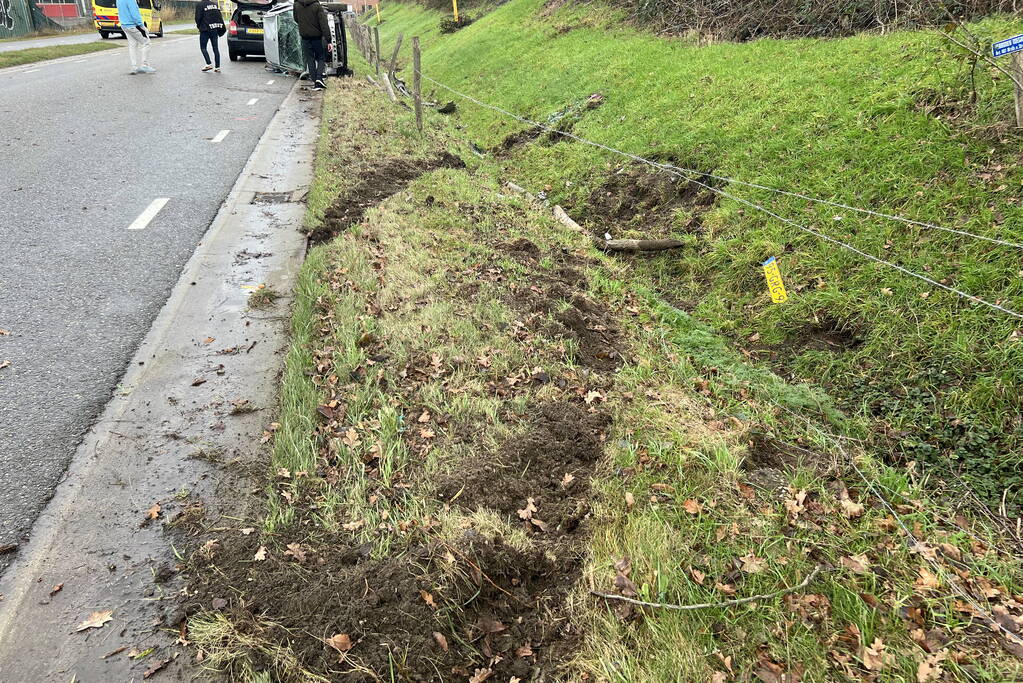 Auto op zijn kant bij eenzijdige aanrijding