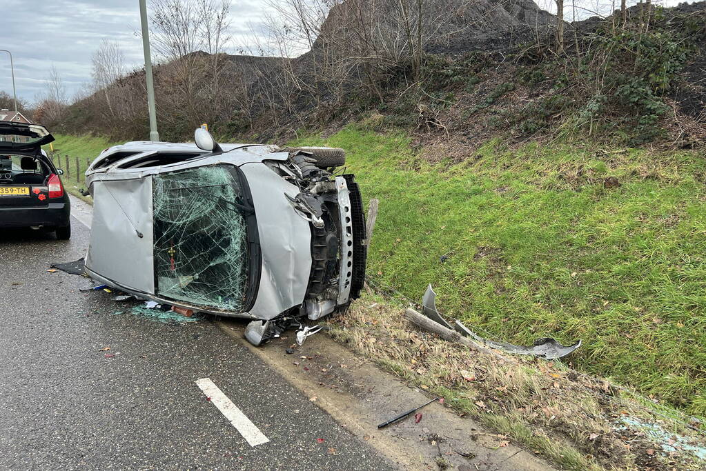 Auto op zijn kant bij eenzijdige aanrijding