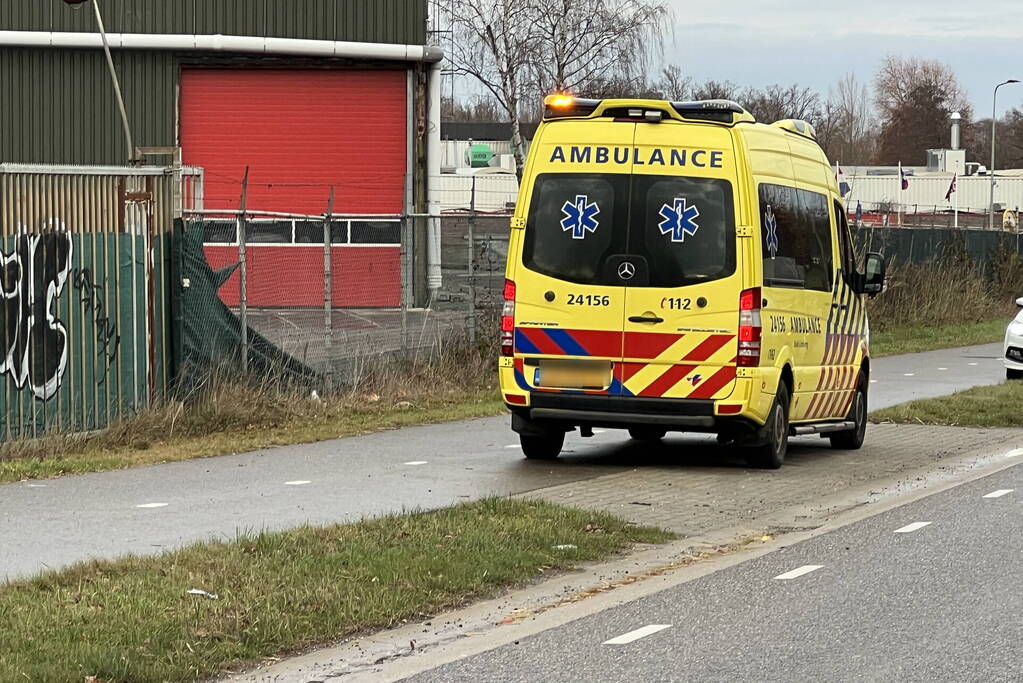 Auto op zijn kant bij eenzijdige aanrijding