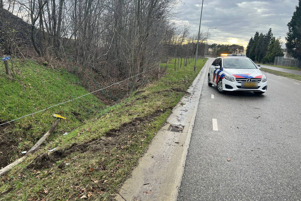 Auto op zijn kant bij eenzijdige aanrijding