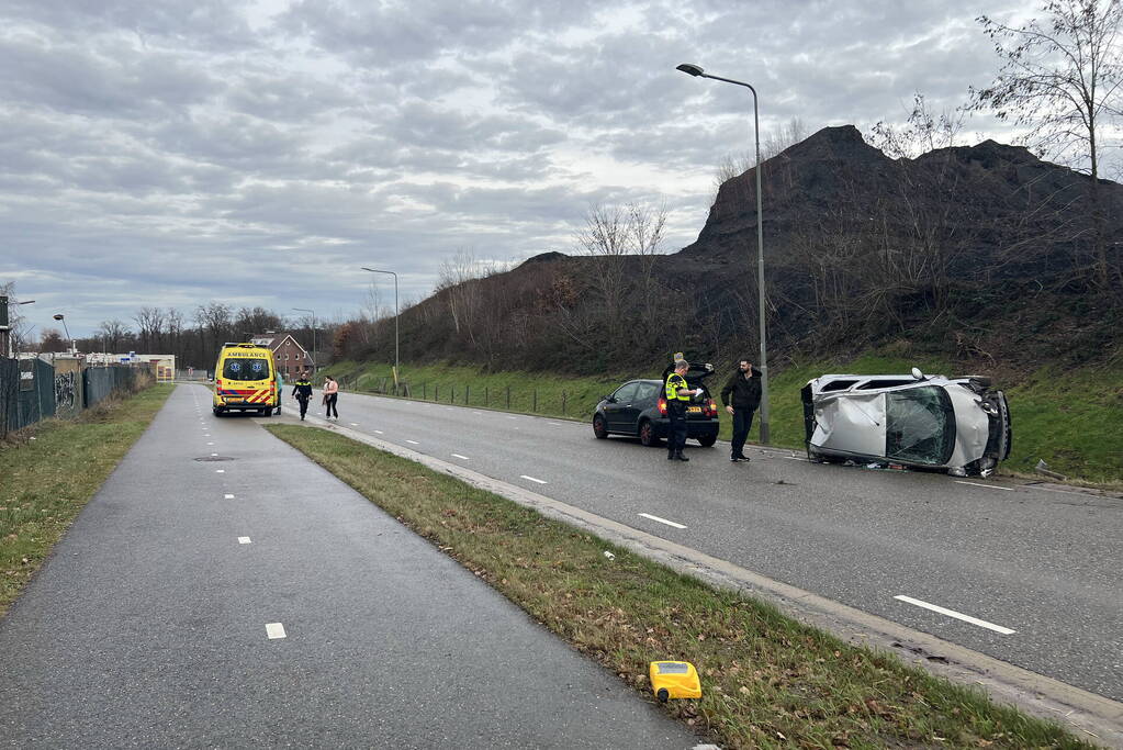 Auto op zijn kant bij eenzijdige aanrijding