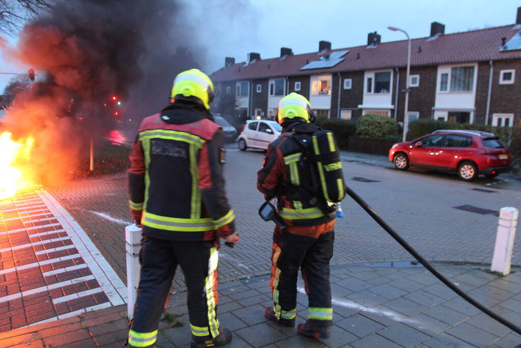 Stapel pallets in brand gestoken