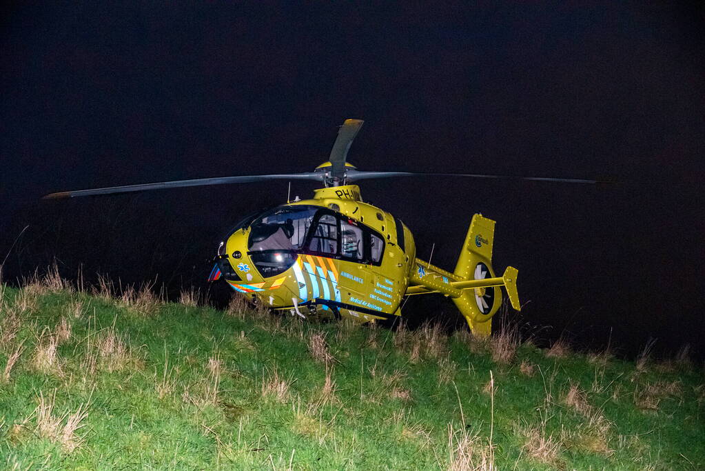 Traumahelikopter ''parkeert'' op dijk