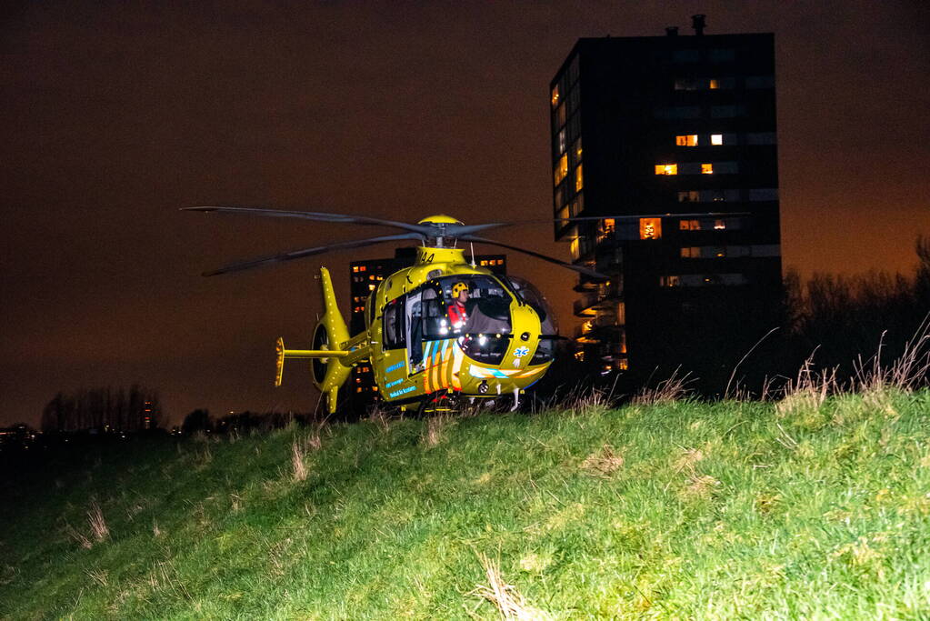 Traumahelikopter ''parkeert'' op dijk