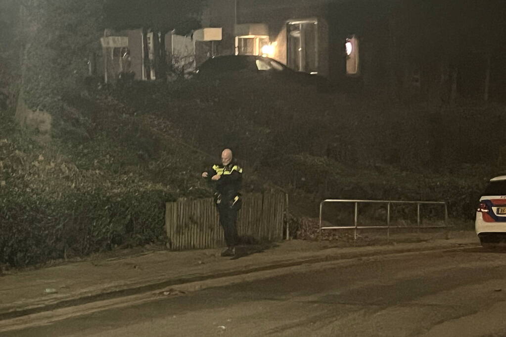 Buurtbewoners doen bluspoging brandende heg