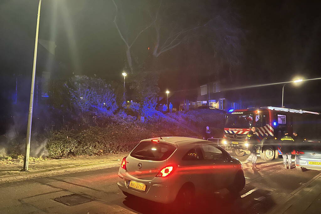 Buurtbewoners doen bluspoging brandende heg