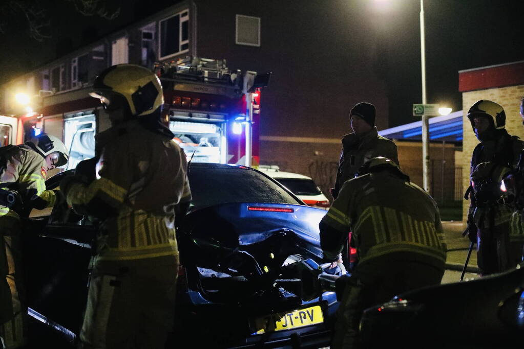 Brand in achterbak van personenauto
