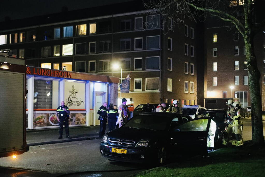 Brand in achterbak van personenauto