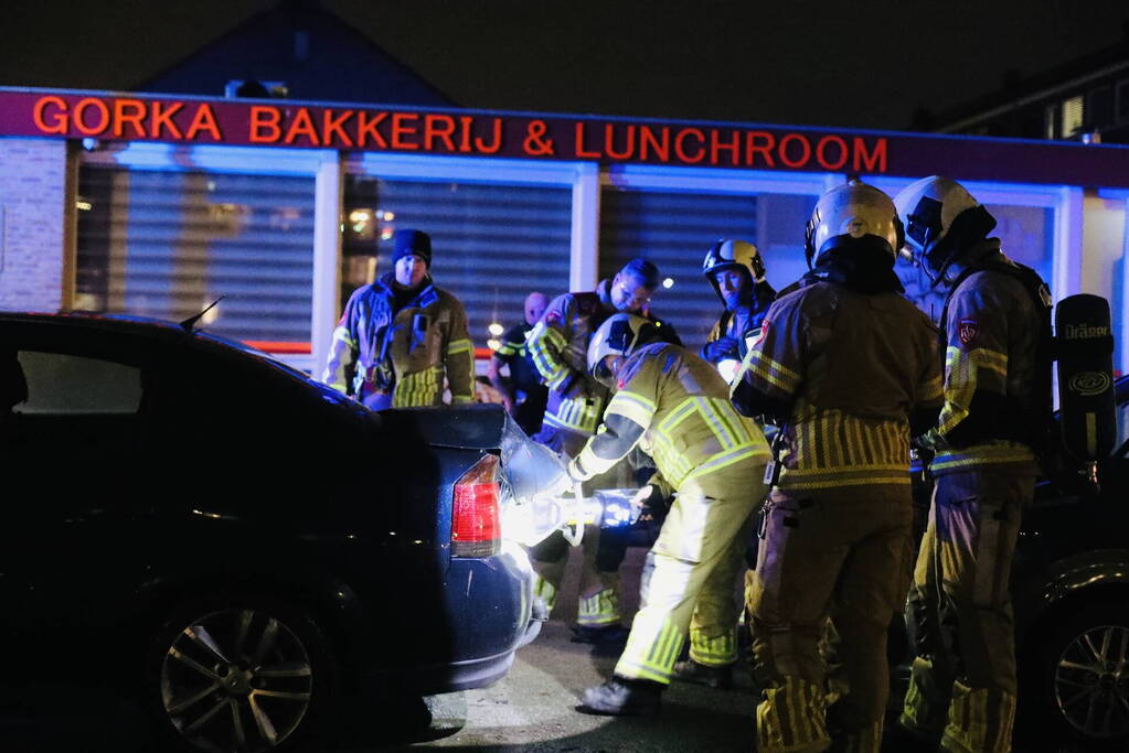 Brand in achterbak van personenauto