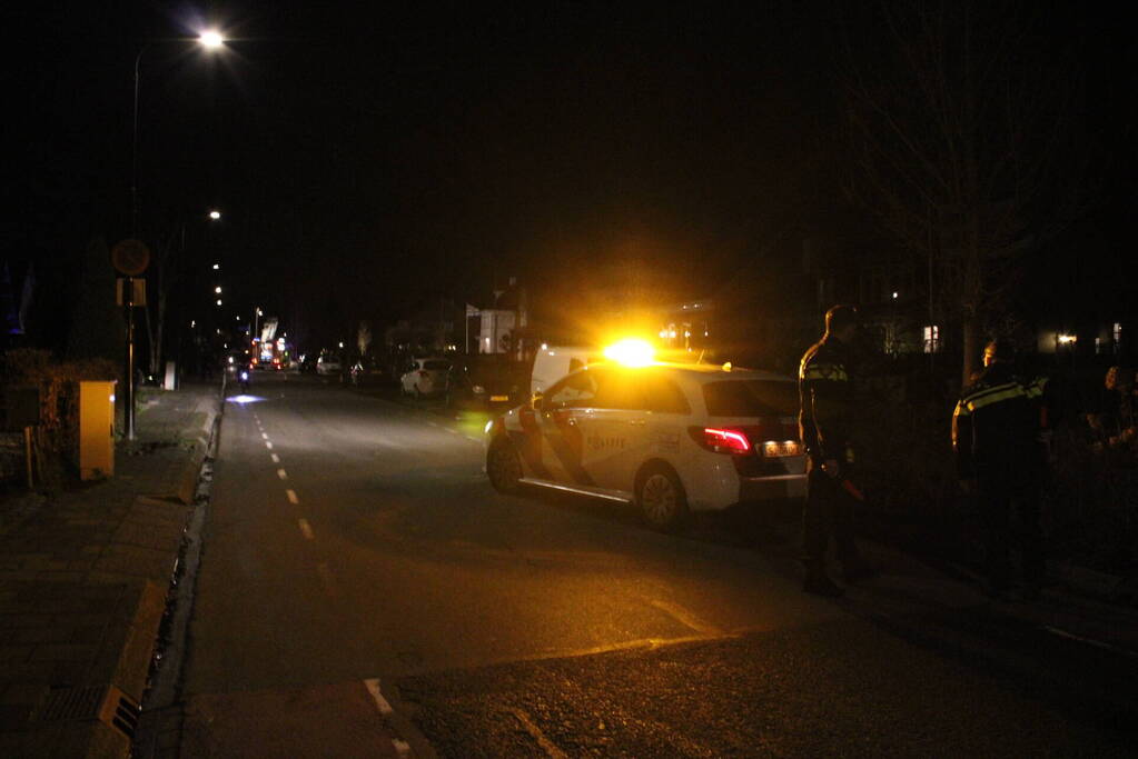 Brandweer blust brand in woning