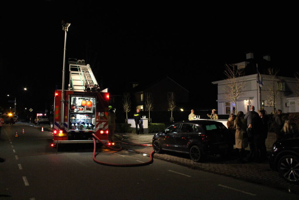 Brandweer blust brand in woning