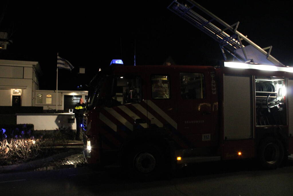 Brandweer blust brand in woning
