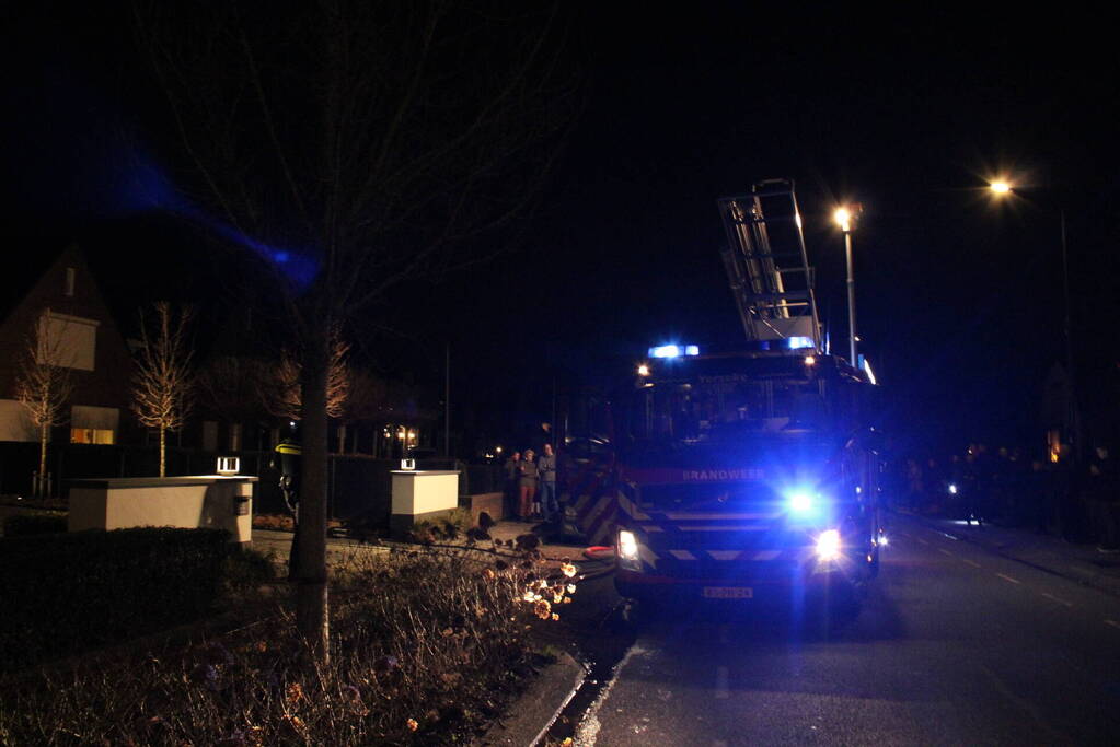 Brandweer blust brand in woning
