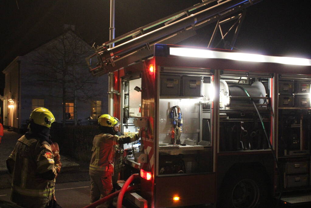 Brandweer blust brand in woning