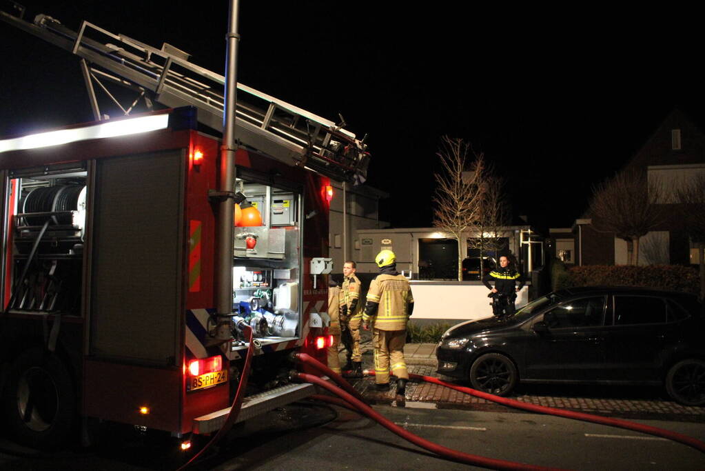 Brandweer blust brand in woning